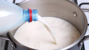 Versare del latte nel pentolino