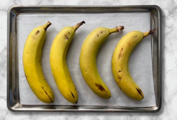 4 banane in una teglia