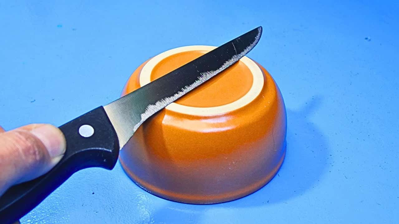 Coltello affilato e tagliente con il metodo della tazza: senza spendere 1  euro