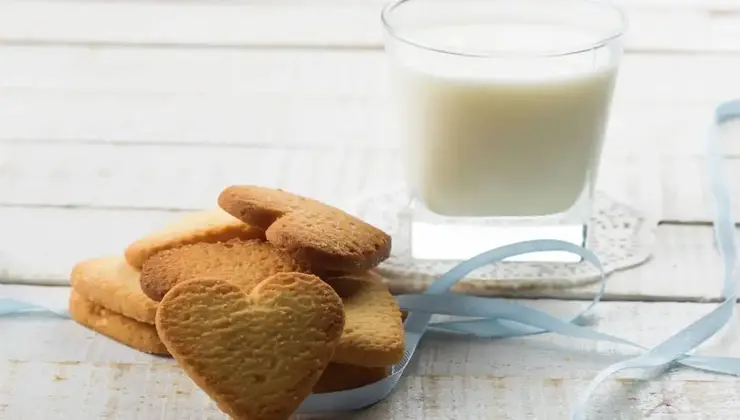 Biscotti e latte a colazione