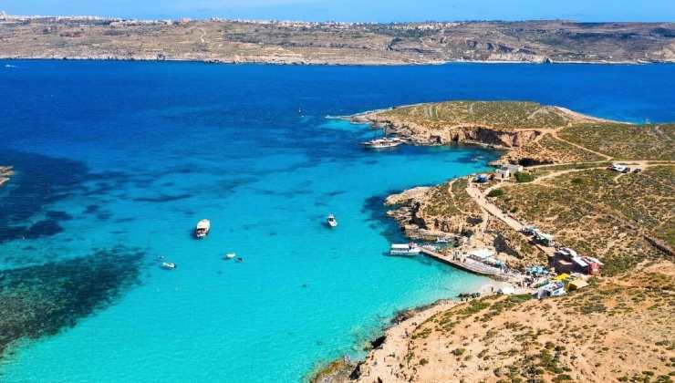 L'isoletta di Comino e i fondali chiarissimi della Blue Lagoon