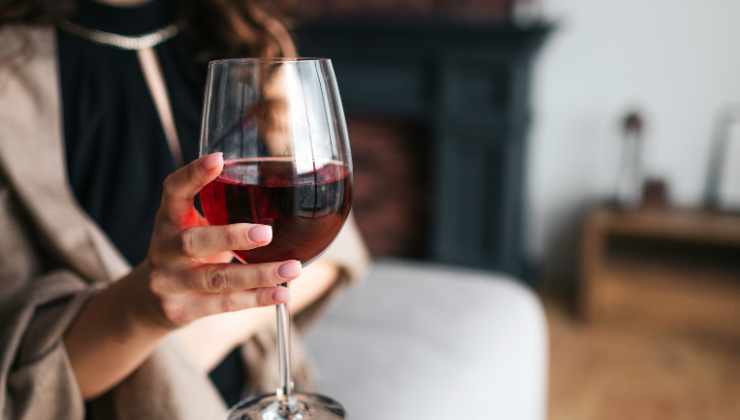 Come tenere il calice di vino