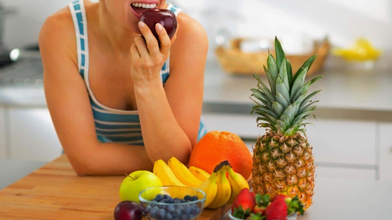 Donna che mangia della frutta