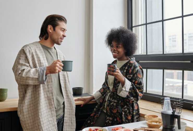 Due persone che bevono caffè