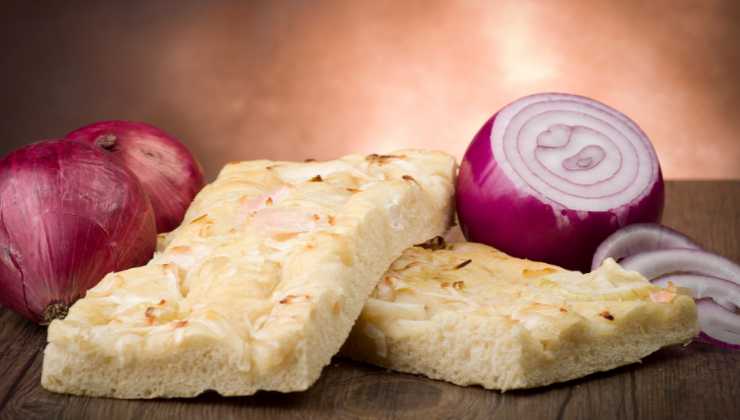 Focaccia alle cipolle con i fiocchi
