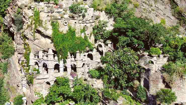 Gaudì di Grosio - castello incastonato nella roccia