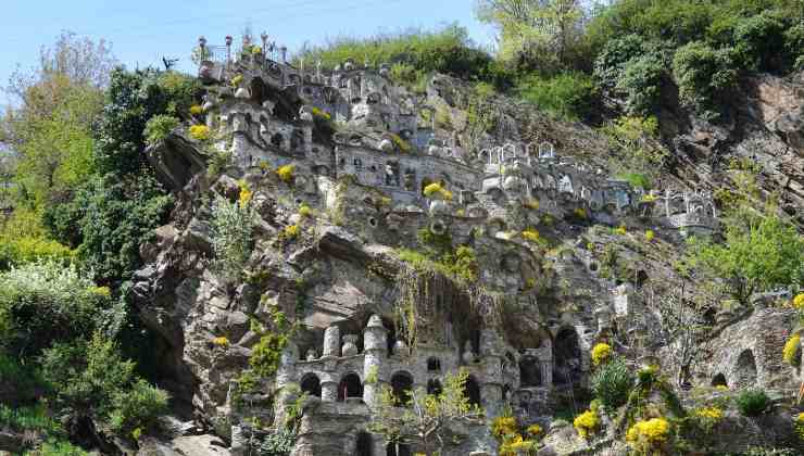 Il castello incastonato nella roccia