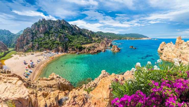 La splendida Sardegna, mare caraibico verde e smeraldo