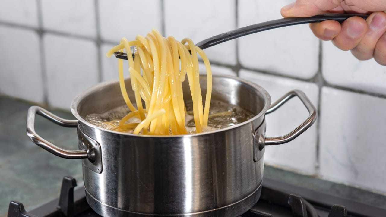 Mai più pasta attaccata sul fondo della pentola durante la cottura, ecco  come