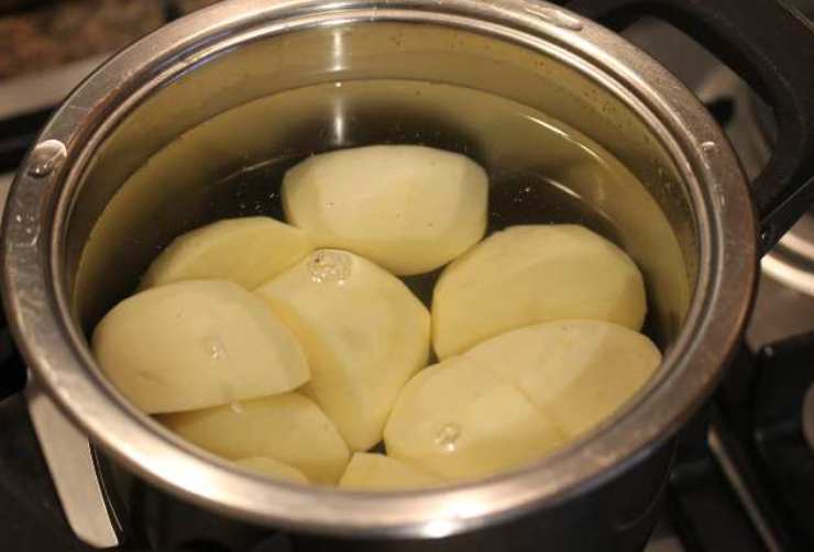 Pentola contenente patate