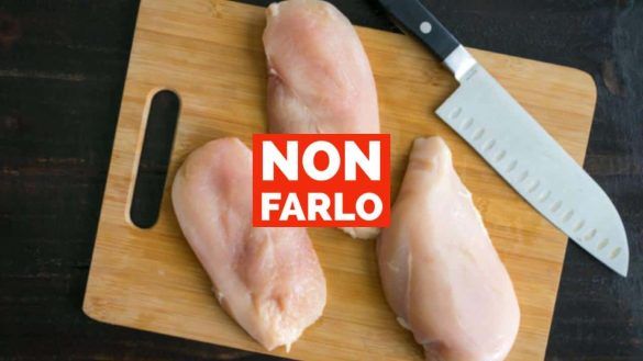 Pollo sul tagliere di legno