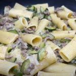 Rigatoni al ragù e zucchine