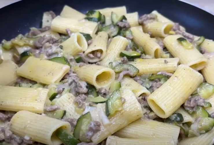 Rigatoni al ragù e zucchine, un piatto imperdibile