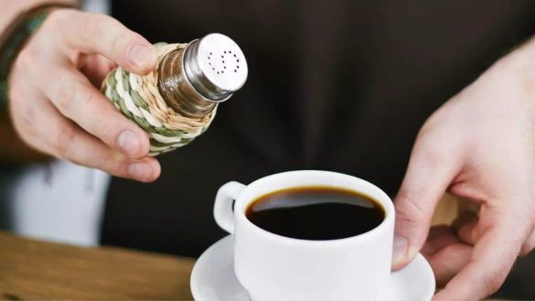 Sale nel caffè