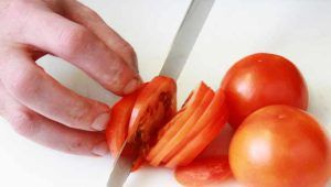 Tagliare i pomodori