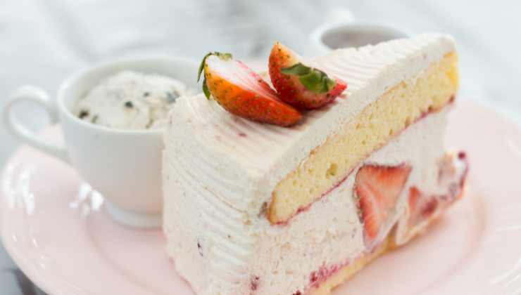 Torta yogurt e fragole