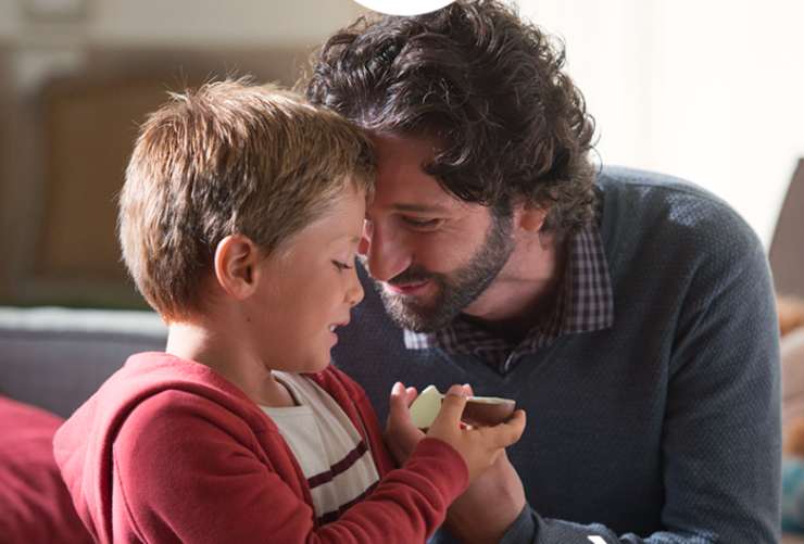 Un bambino che mangia un Kinder Sorpresa