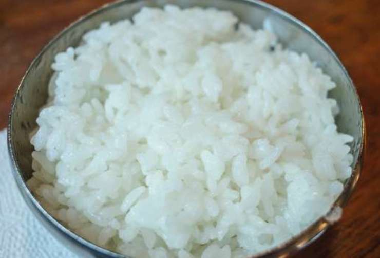 Una ciotola di riso bianco