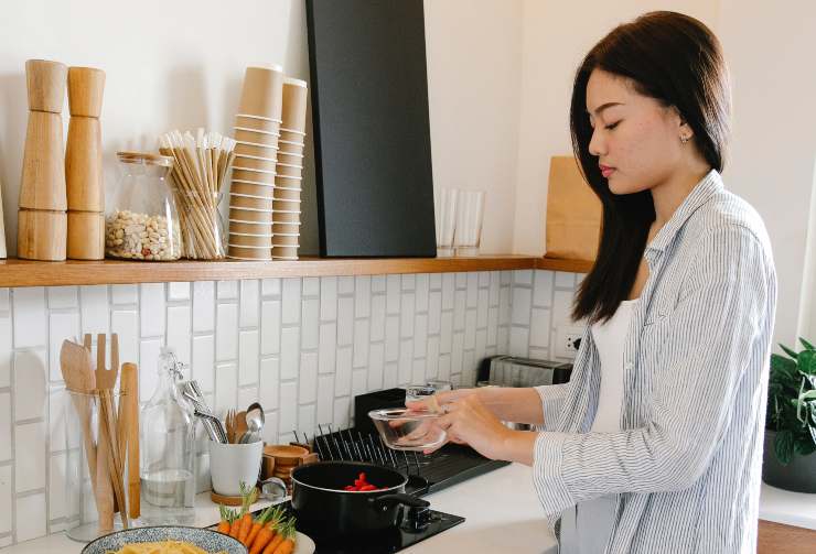 Una donna che cucina