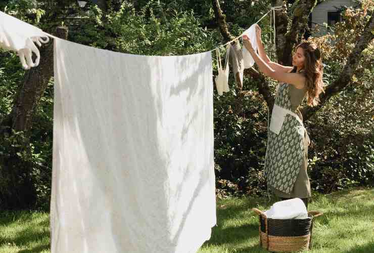 Una donna che stende il bucato