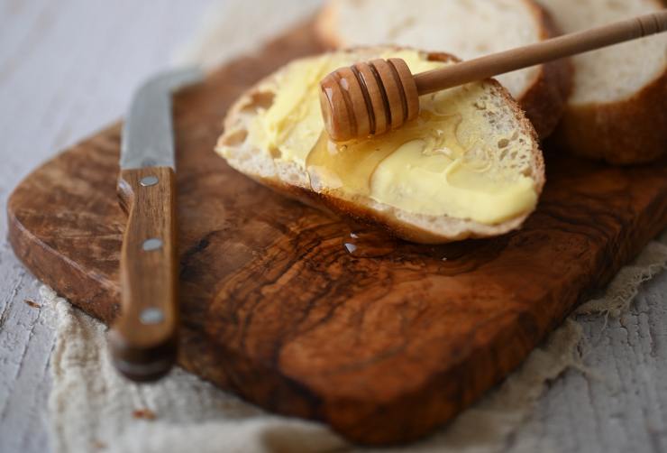 Una fetta di pane con miele