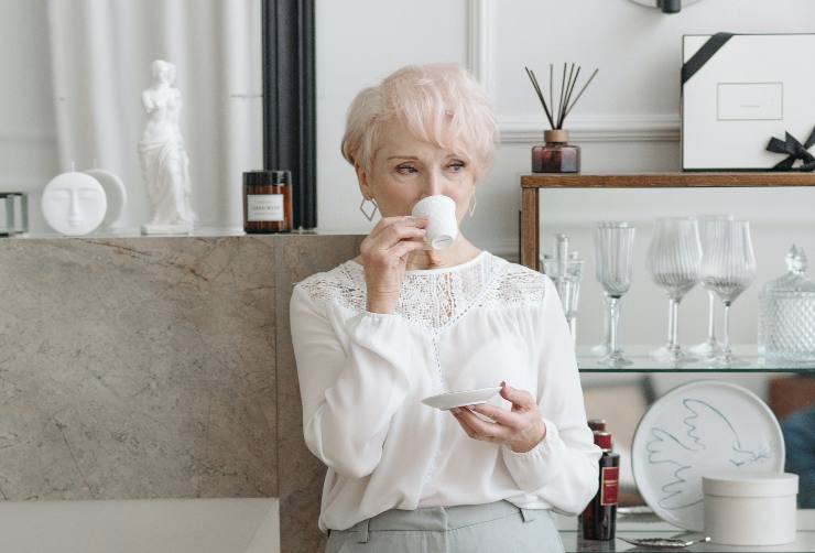 Una donna che beve una tazza di caffè