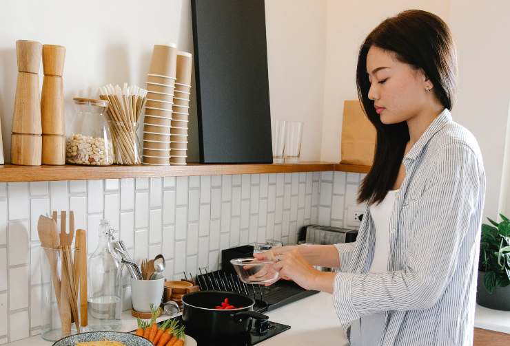 Una persona che cucina