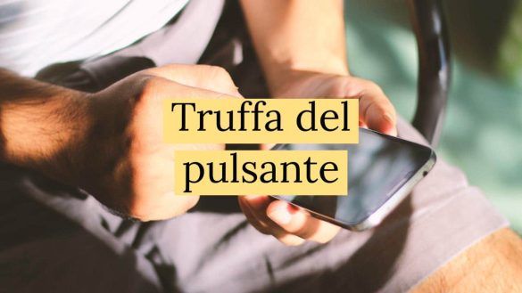 Uomo che clicca sul cellulare