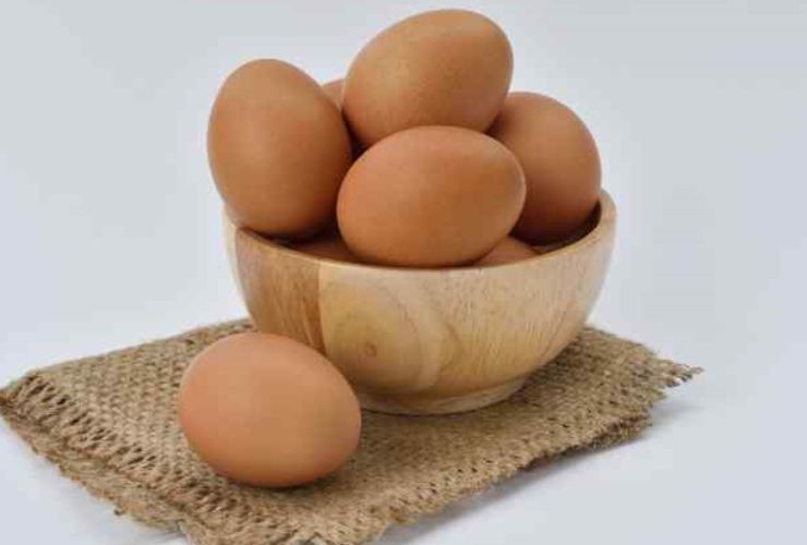 Perché è consigliabile mangiare un uovo al giorno 