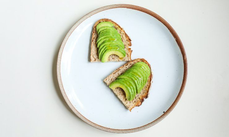 Pane con fette di avocado