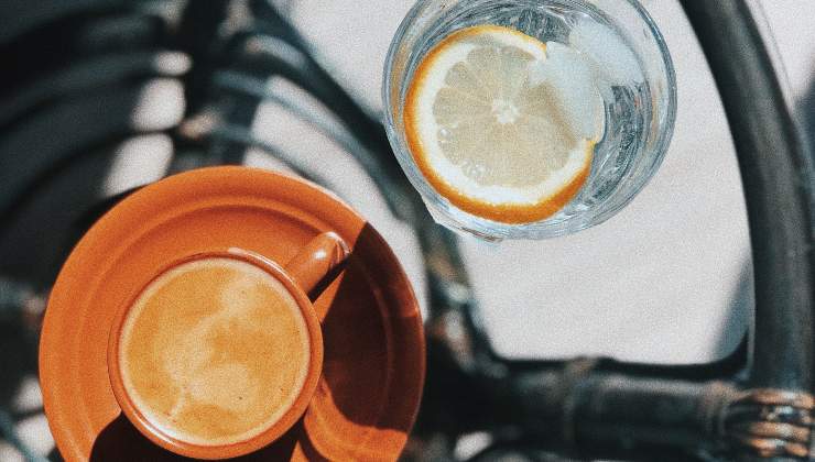 Caffè servito con limone