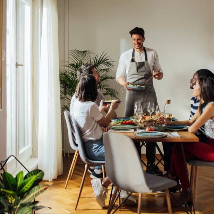 Cenare in casa con amici