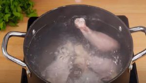 Cottura cosce di pollo in acqua