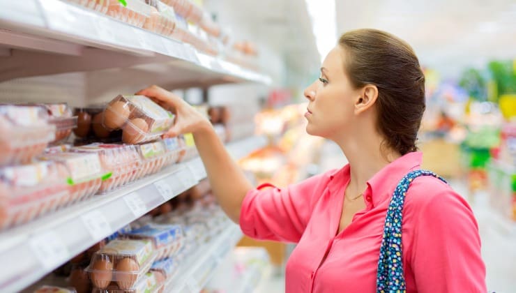Donna acquista uova al supermercato