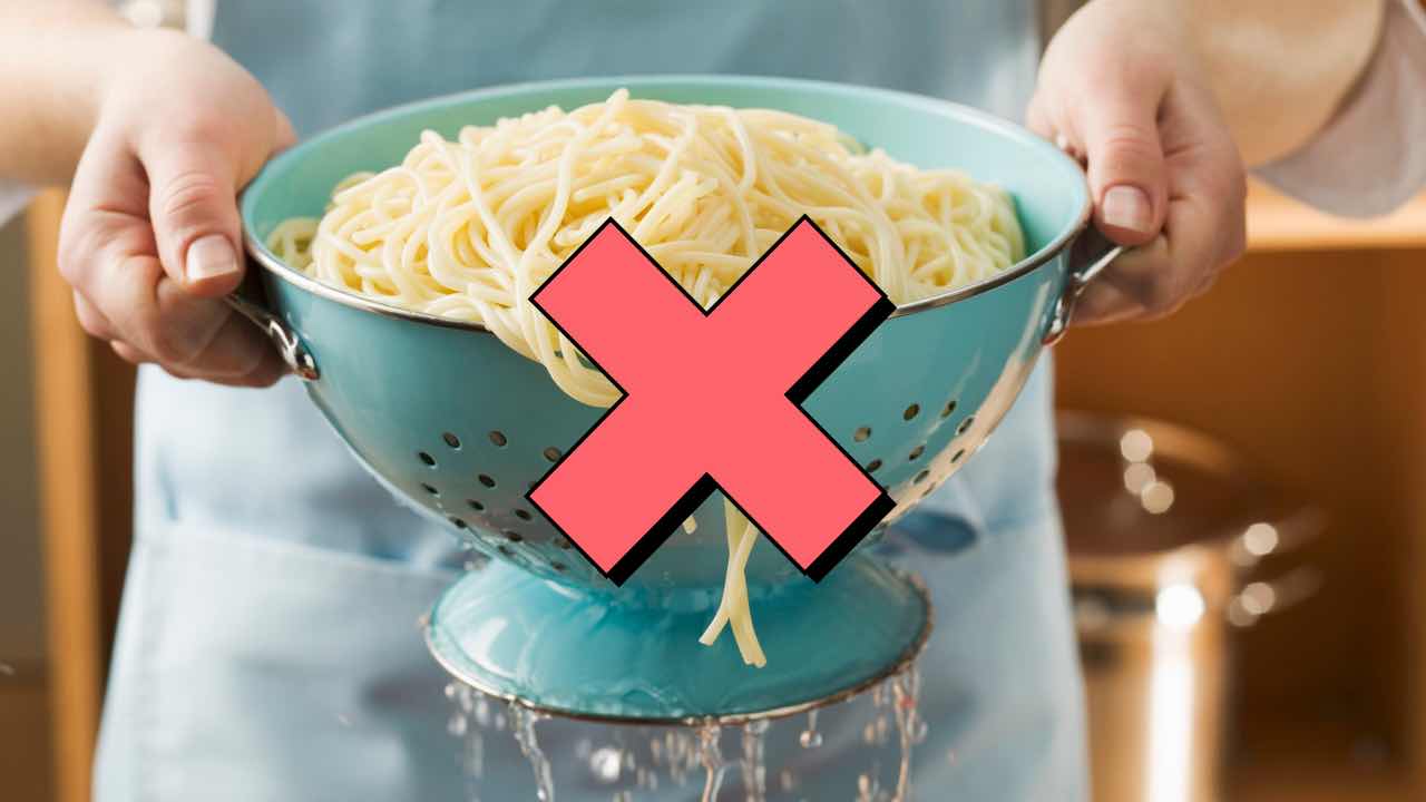 Scolapasta, abbiamo sempre sbagliato il suo utilizzo: come usarlo  correttamente