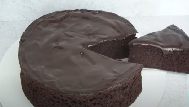 Una torta al cioccolato come dessert per i cannolicchi alla mattacchiona