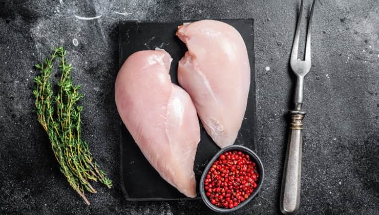 Filetto di petto di pollo crudo a forma di cuore