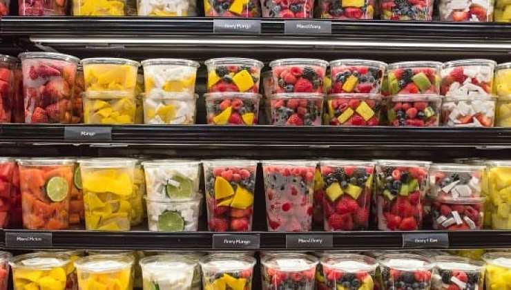 Frutta a pezzi al supermercato