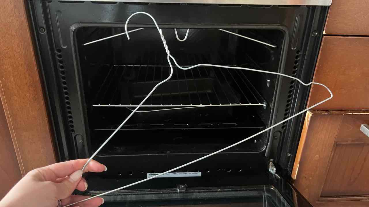 Come pulire il forno con il metodo della gruccia: addio sporco incrostato