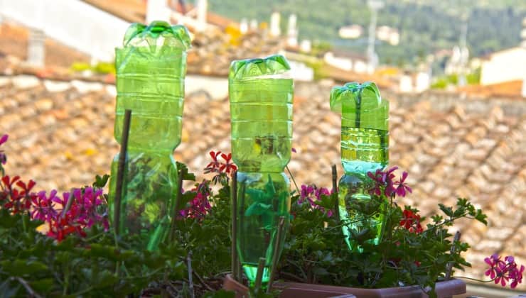 Impianto di irrigazione con bottiglie sul balcone