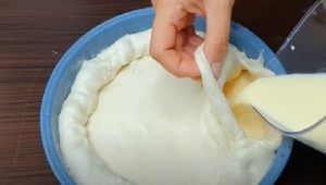 Latte e uova nell'impasto della pasta sfoglia