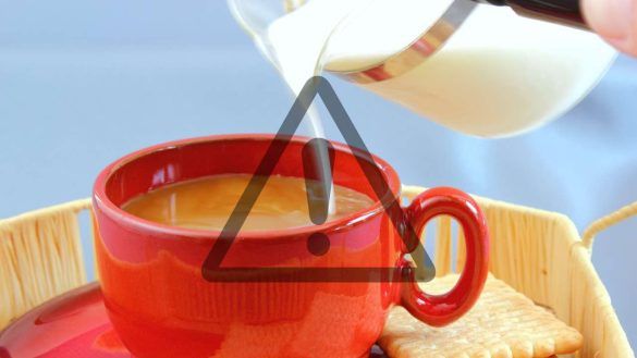 mettere latte nel caffè