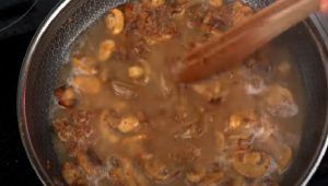 Padella con funghi, cipolla. farina e brodo