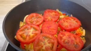 Padella con peperoni funghi e pomodori