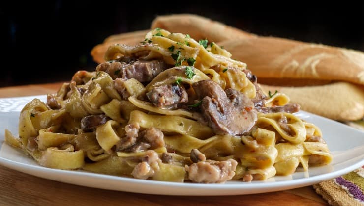 Pasta con manzo francese e funghi