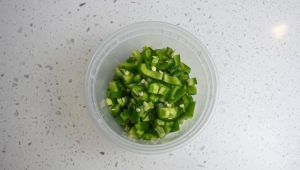 Peperone verde tagliato sottile