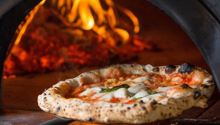 Pizza Margherita, forno a legna