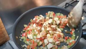 Pollo con verdure in padella