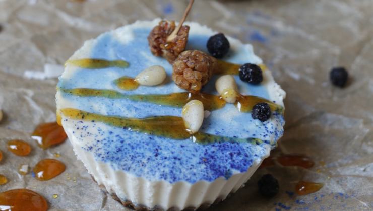 Spirulina blu usata per decorare un cheesecake