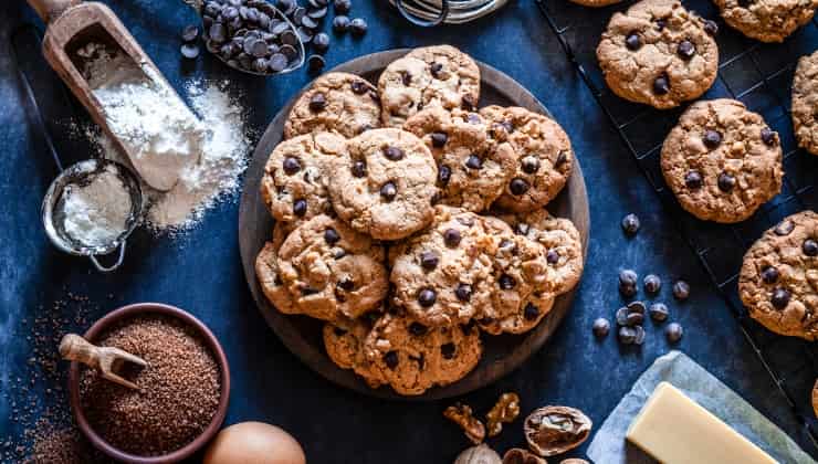 Preparazione biscotti al cioccolato